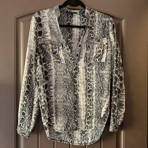 💫CLOSING SALE💫 Rolypoly snakeskin blouse